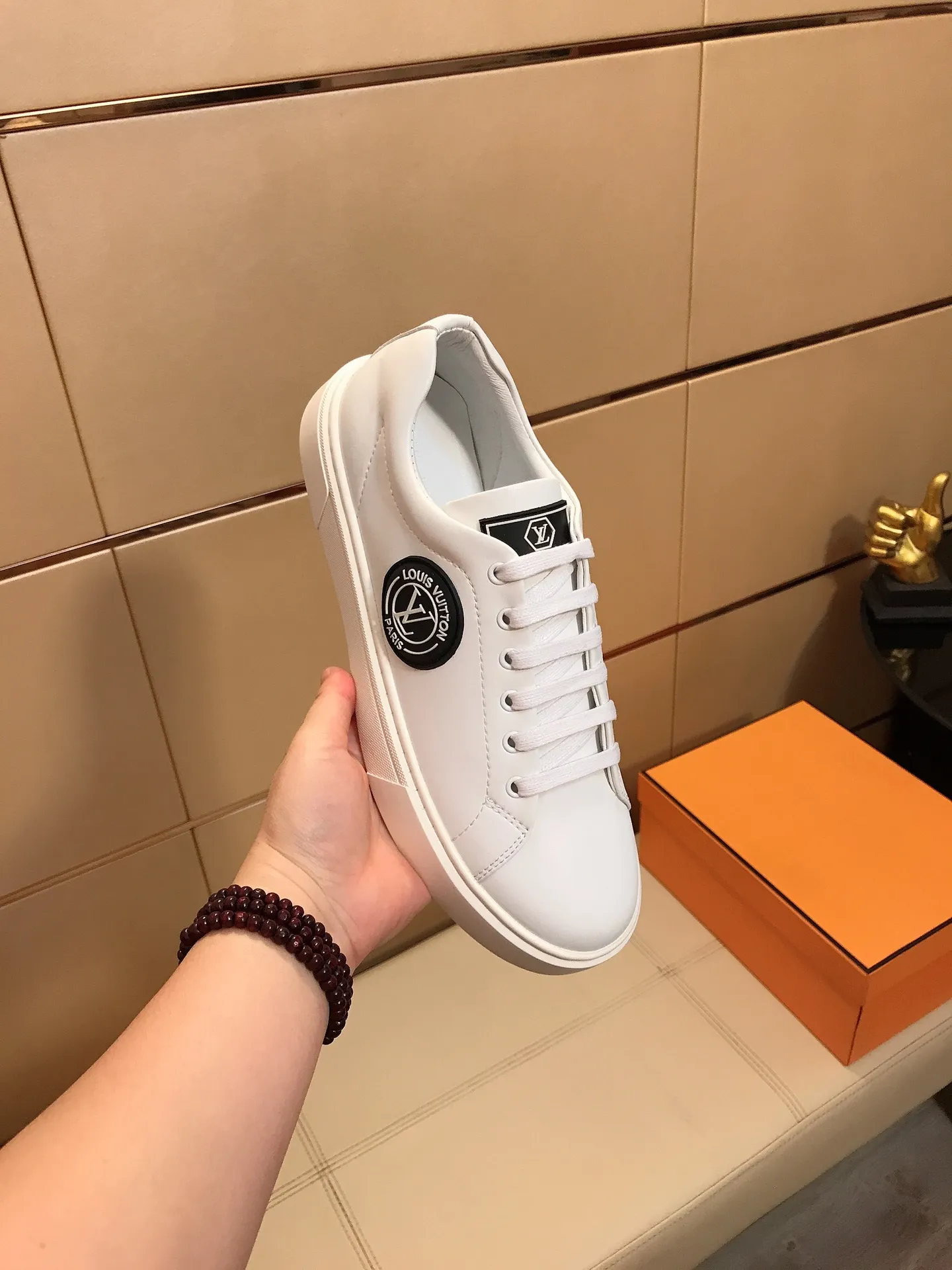 Factory price P360 👟👟💥【LV Louis Vuitton】The latest trendy casual shoes for men, made of imported cowhide with brand logo, genuine leather lining, rubber outsole that is wear-resistant and non-slip, high-level version, perfect on-foot effect, and exquisite workmanship. Code number: 38-44